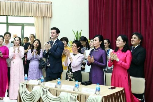 Phu nhân Chủ tịch nước và Toàn quyền Australia thăm Học viện Âm nhạc