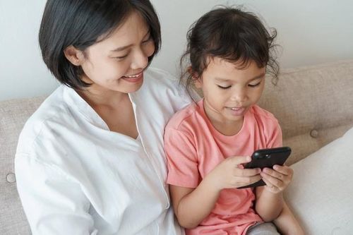 Lý do bà mẹ ở TPHCM không cấm con dùng điện thoại, iPad
