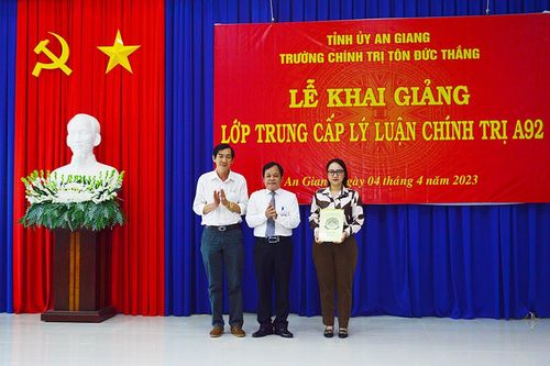 Trường Chính trị Tôn Đức Thắng khai giảng lớp Trung cấp lý luận chính trị A92