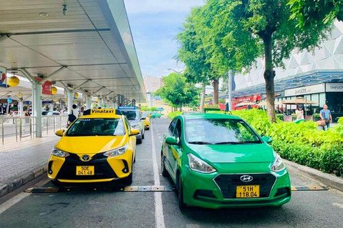 Thu hồi quyết định thu thêm phí taxi ở sân bay Tân Sơn Nhất