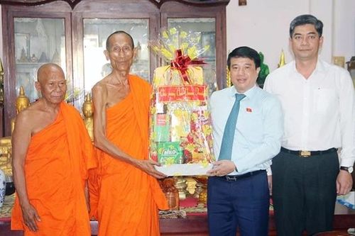 Chủ tịch Hội đồng Dân tộc thăm, chúc Tết cổ truyền Chôl Chnam Thmây đồng bào Khmer Trà Vinh