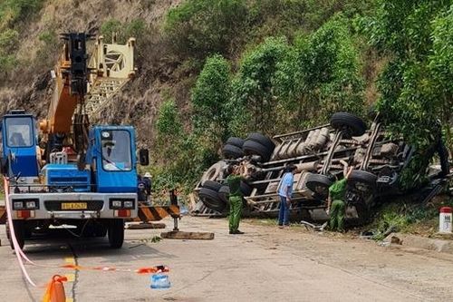 Kiến nghị xử lý 'điểm đen' xe tải lật vào vách núi làm 9 người thương vong