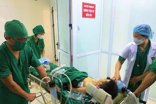 Sơ cứu trẻ đúng cách khi bị tai nạn do vật nhọn đâm