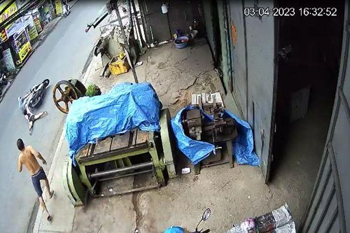 Cẩn trọng với việc để trẻ em ở cửa tiệm một mình bán hàng
