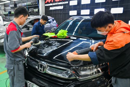 Garage bảo dưỡng ôtô đông khách trước kỳ nghỉ lễ