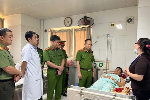 Lãnh đạo Công an Hà Nội thăm, động viên chiến sỹ bị đâm ở Hoàn Kiếm