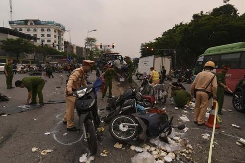 Vụ ô tô đâm liên hoàn 17 xe máy: Người dân bàng hoàng, run sợ kể lại