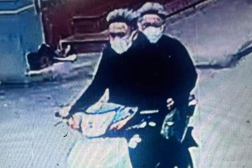 Công bố hình ảnh, truy tìm 2 thanh niên dí dao cướp tài sản ở Hà Nội