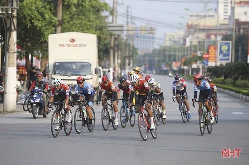 Xem cua-rơ tranh Cúp HTV - Tôn Đông Á trổ tài chặng qua Hà Tĩnh