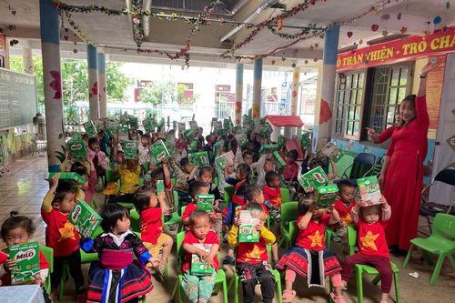 Chương trình 'Đồng hành cùng vùng khó' của báo Tin tức đến với học sinh vùng biên giới Lai Châu