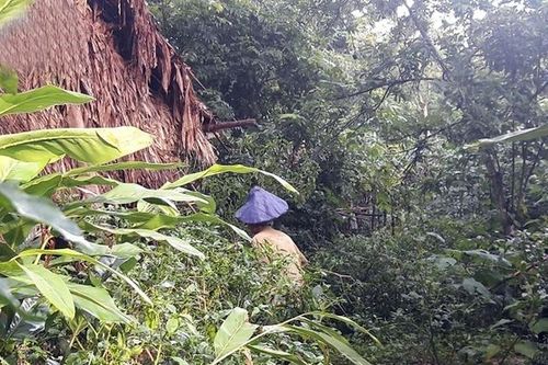 Gia đình sống gần như tuyệt giao với xã hội ở Thanh Hóa: Khai quật khu vườn bí ẩn, tìm thấy vô số sắt thép