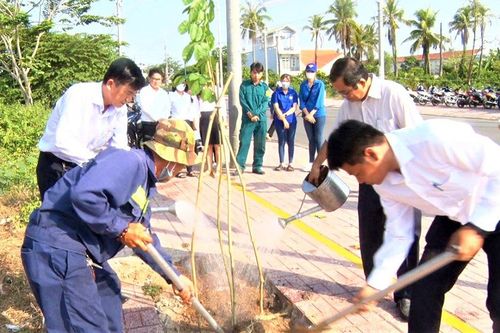 Ra quân trồng cây 'Vì một Việt Nam xanh' trên địa bàn TP. Châu Đốc