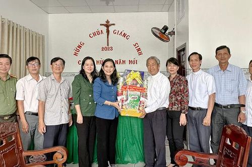 Bí thư Thành ủy, Chủ tịch UBND TP. Long Xuyên Đặng Thị Hoa Rây thăm, chúc mừng lễ Phục sinh năm 2023