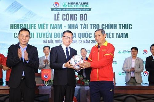 Herbalife Việt Nam tiếp sức những chiến binh vàng của đội tuyển bóng đá quốc gia