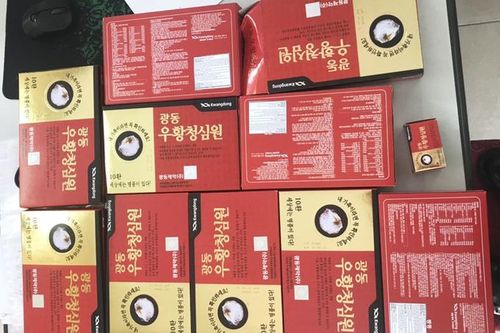 An Cung Hoàn 'dỏm' quảng cáo như 'thần dược' lừa bán cho người dân trong một hội thảo