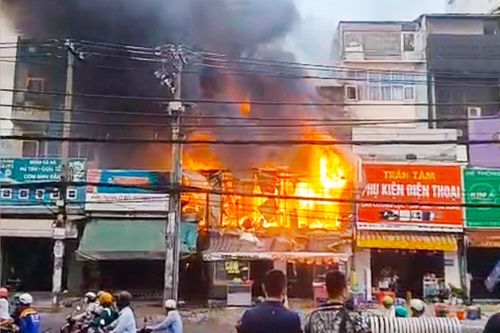 TP.HCM: Dập tắt đám cháy quán cơm lan qua dãy phòng trọ, phát hiện một thi thể