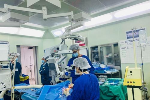 Phẫu thuật thành công ca bệnh võng mạc trẻ đẻ non, nhẹ cân, thể trạng yếu