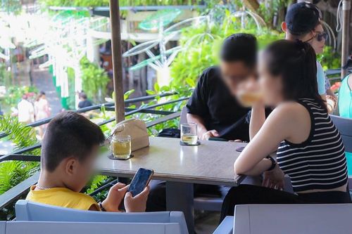 Con đòi cha mẹ cho chơi TikTok vì 'các bạn trend nào cũng biết'