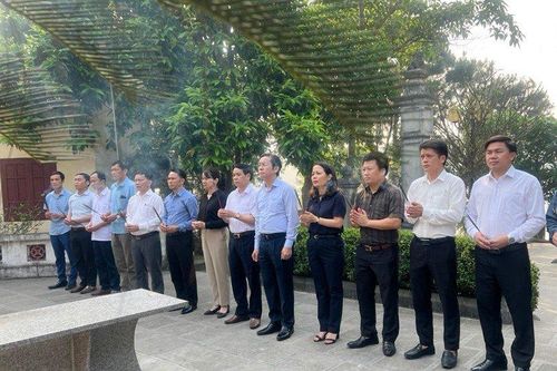 Dâng hương kỷ niệm 116 năm Ngày sinh Tổng Bí thư Lê Duẩn