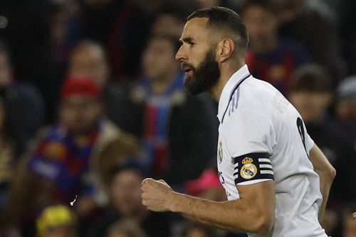 Benzema đi vào lịch sử với hat-trick hạ Barca