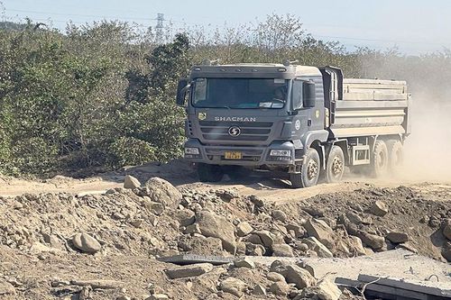 Ninh Thuận quyết 'xử' xe hết đăng kiểm, quá tải ở công trình cao tốc Bắc - Nam