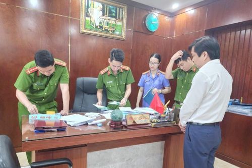Bắt Chủ tịch UBND quận Cẩm Lệ cùng thuộc cấp về tội nhận hối lộ