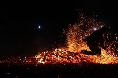 Hình ảnh độc đáo về lễ Nhảy lửa của người Pà Thẻn ở Tuyên Quang