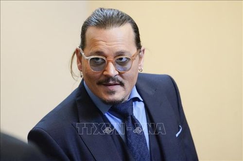 Johnny Depp trở lại trong tác phẩm mở màn cho LHP Cannes lần thứ 76