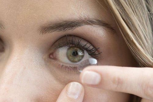 Lời khuyên khi đeo kính áp tròng trong mùa hè tránh gây hại cho mắt
