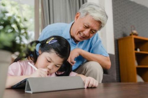Hành xử với ông nội khiến nhiều cha mẹ phải xem lại cách nuôi dạy trẻ