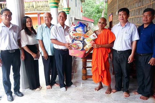 Lãnh đạo huyện Tri Tôn chúc Tết Chol Chnam Thmay 3 chùa Khmer