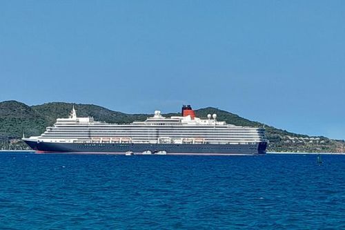 Siêu tàu du lịch biển Queen Elizabeth II mang theo gần 1.900 khách đến Nha Trang