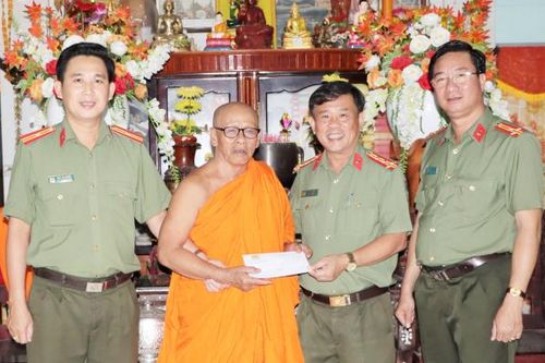 Công an các tỉnh vùng Tây Nam Bộ tặng quà, chúc Tết cổ truyền Chol Chnam Thmay