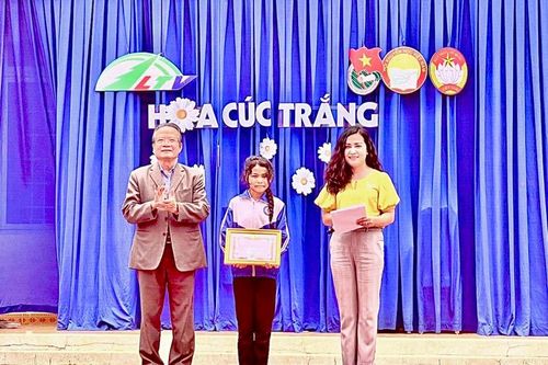 Lâm Đồng: Trao 145 triệu đồng học bổng tặng nhân vật Hoa Cúc trắng tháng 4 - học sinh K' Tuyền
