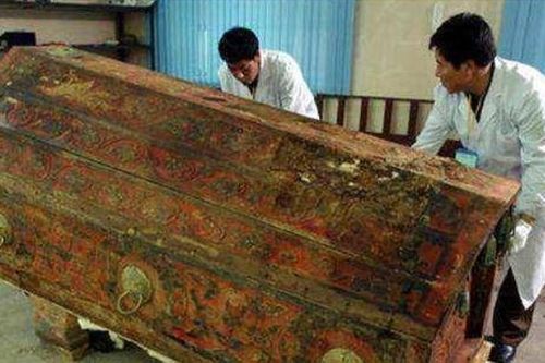Khai quật quan tài đỏ, thủy ngân chảy ra khiến các chuyên gia hốt hoảng bỏ chạy