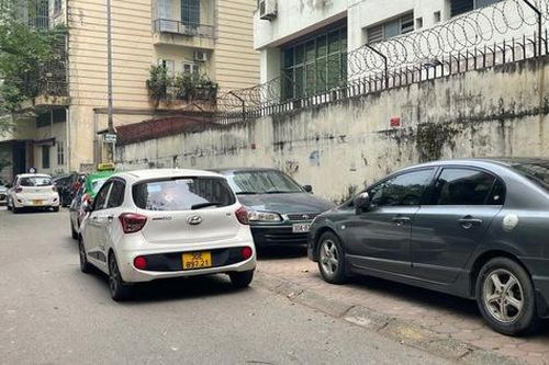 Hà Nội: Ô tô thản nhiên đỗ trái phép tại các khu dân cư