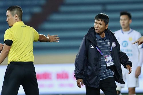 HLV Khánh Hòa: 'Trọng tài không thể sai lộ liễu thế được'