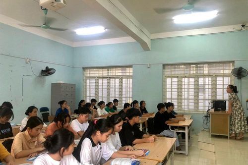 Học sinh dân tộc nội trú tích cực ôn luyện cho kỳ thi tốt nghiệp