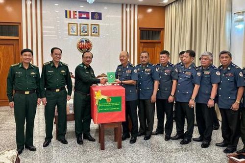 Thiếu tướng Nguyễn Hoài Phương thăm, chúc tết các lực lượng vũ trang Campuchia