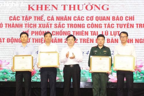 Nghệ An khen thưởng 10 tập thể, cá nhân có thành tích xuất sắc trong hoạt động tuyên truyền phòng, chống lụt bão