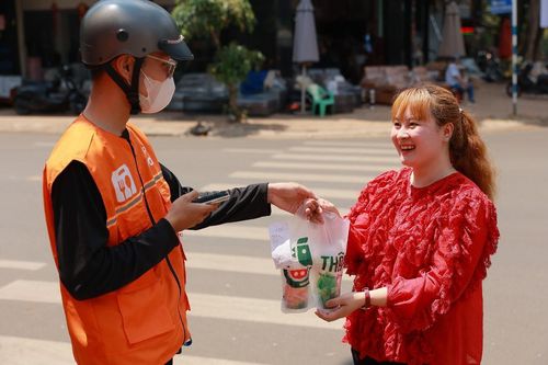 Chơi lớn như ShopeeFood, vừa có màn chào sân hoành tráng tại Buôn Ma Thuột đã khao ngay 2000 ly trà sữa miễn phí