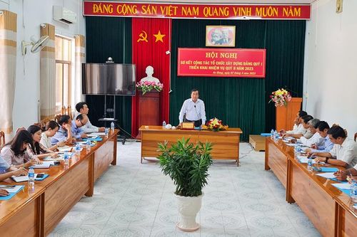 Tập trung xây dựng Đảng vững mạnh