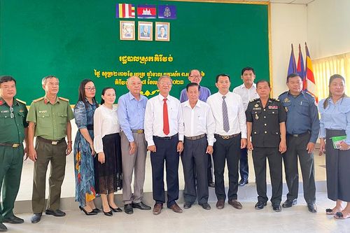 Lãnh đạo huyện Tri Tôn chúc Tết Chol Chnam Thmay huyện Kirivong