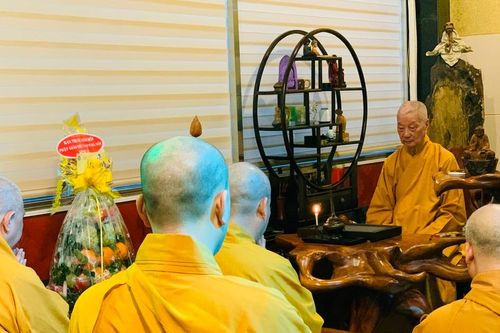 Hòa thượng Thích Bảo Nghiêm và chư Tăng đảnh lễ Đức Pháp chủ GHPGVN