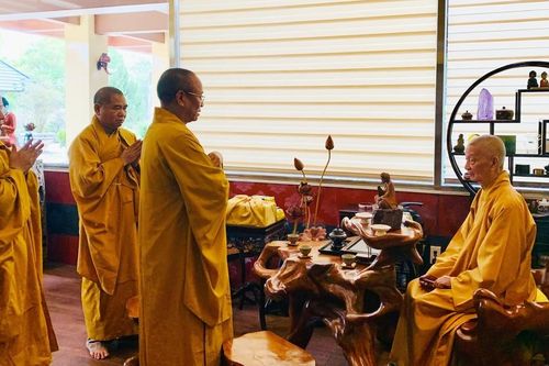Hòa thượng Thích Quảng Hà đảnh lễ Đức Pháp chủ, trình bạch về Đại giới đàn Trí Hải tại Nam Định