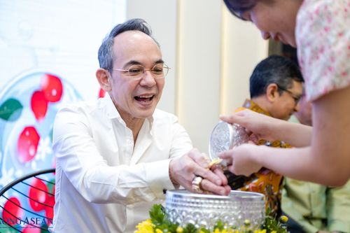 Độc đáo lễ hội té nước Songkran của Thái Lan ngay tại Hà Nội
