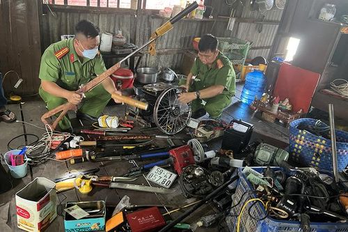 Một trại cưa bỏ hoang có nhiều xe mô tô và dao tự chế nghi đồ trộm cắp