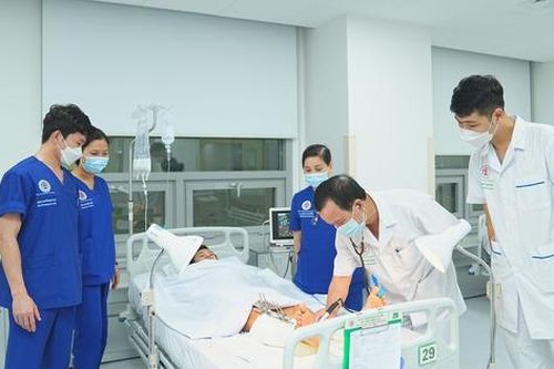 Bất cẩn trong lúc sửa máy ép vải, người đàn ông bị đứt lìa cả hai cẳng chân