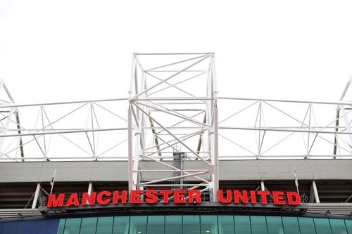 Sân Old Trafford không đạt tiêu chuẩn UEFA