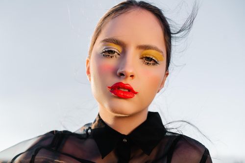 Kiểu trang điểm chồng chéo mascara lên mi mắt